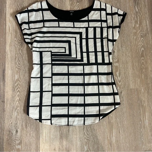 🖤 Espresso Geometric Grid Print Top – Size M - Picture 2 of 8